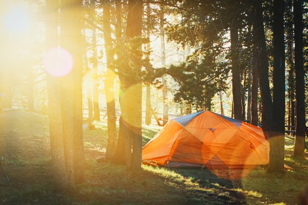 Quelles sont les meilleures stratégies pour éviter les coups de soleil lors d'un camping en altitude?