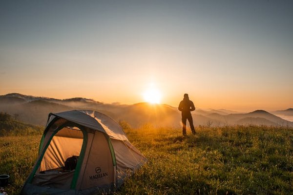Quels sont les meilleurs conseils pour un camping en région de savane pendant la saison des pluies?